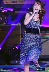 组图：韩歌手金润儿出演《You and I》展美丽歌喉