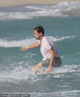 组图：莱昂纳多赤身戏水 全身肥膘与半裸女同浴