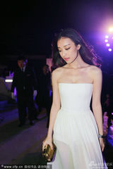 组图：冯小刚携徐帆现身晚宴 周迅笑容灿烂