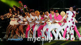 组图：韩国歌手PSY首尔个唱 劲歌热舞high翻全场