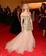 高清组图：斯嘉丽-约翰逊抹胸礼服亮相秀丰胸