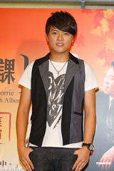 组图：Hebe外婆过世强忍悲痛 与ella到场支持舞台剧