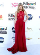 组图：泰勒-斯威夫特红裙亮相公告牌音乐大奖