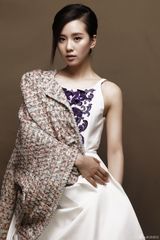 组图：刘诗诗白裙写真复古清新 显古典韵味