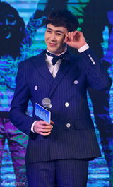 组图：《一又二分之一》发布会 尼坤现身引尖叫