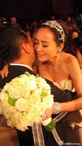 组图:关颖婚礼照爆乳出镜 伴娘团美艳