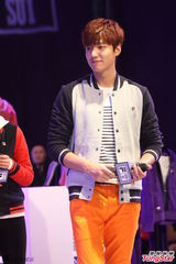 组图：李敏镐休闲装帅气亮相 长腿偶吧笑容迷人