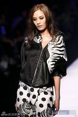 组图：f(x)宋茜与朴宰范全慧彬等众星云集时尚秀场