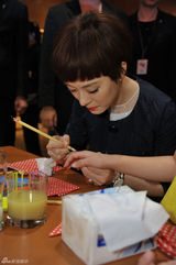 组图：孙俪白裙优雅现身 为小朋友彩绘显亲和