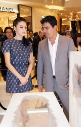 组图：张雨绮亮相活动展大秀玉腿不畏寒