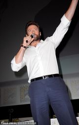 组图：哈利贝瑞透视裙挺大肚宣传新片