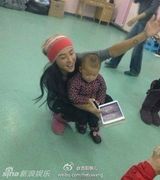 组图：张柏芝下乡做慈善 素颜骑拖拉机变女汉子