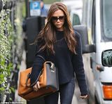 组图：贝嫂带老三买美食 踩超高跟显辣妈本色