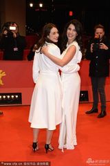 组图：《斯特拉托斯》首映 女主红唇显魅力