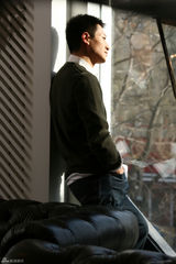 组图：李宗翰拍情人节大片 冬天单身不如流落荒岛