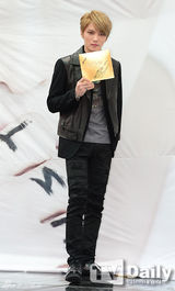 组图：JYJ金在中亮相签名会 皮衣耍帅不忘卖萌