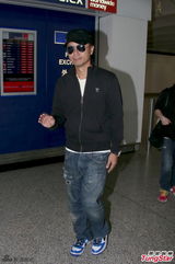 组图：黎明墨镜亮相 冷淡回应郭富城分手事