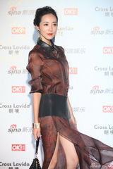 组图：韩雪薄纱裙亮相街拍盛典红毯 宽腰带抢镜