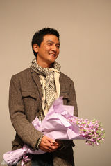 幻灯图：《如梦》展映大学生电影节 吴彦祖秀婚戒