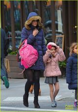 组图：小苏瑞天真舔糖果 冬日穿超短裙上学不怕冻