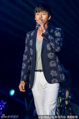 高清组图：玄彬上海开唱 与粉丝合影自拍乐陶陶