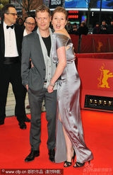 幻灯图集：电影《强盗》首映 男女主演拥吻爱意浓浓