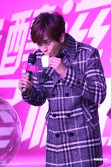 组图：罗志祥上海代言冰激凌 单手轻松抱粉丝