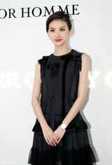 组图：景甜黑纱连衣裙现身活动显优雅