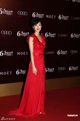 组图：桂纶镁红色礼服亮相 搭配裸色高跟鞋