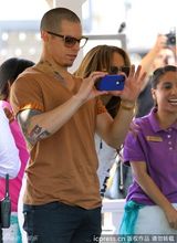 组图：詹妮弗洛佩兹带子女游玩 小男友全程陪伴