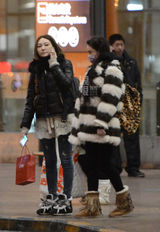 独家：李晨张馨予同日回京 分开出现玩手机