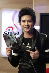 组图：明道赤膊录歌照镜子 纪佳松太太常查岗