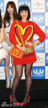 组图：水果姐内八站姿可爱 与少女时代同台搞怪