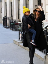 组图：米兰达带儿子上街 萌娃微笑可爱萌翻天