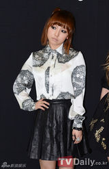 组图：GD亮相时装周 鸭舌帽混搭格纹西装