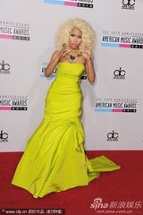 组图：全美音乐奖红毯女星争艳 比伯亲老妈鸟叔搞怪