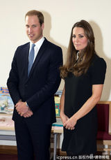 组图：凯特探访儿童慈善机构 获赠可爱毛绒玩具