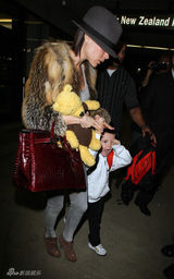 幻灯图集：维多利亚现身机场 克鲁兹独享母爱