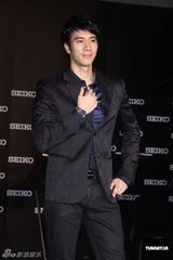 组图：王力宏力拼周杰伦 直言拿金曲有信心