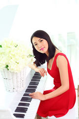 组图：单薇红裙写真尽显甜美清新气质