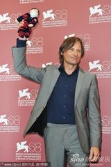 组图：《危险方法》记者会 奈特莉花裙黑超抢眼