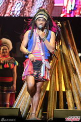 高清图：张震岳香港开唱民族风 谢安琪等助阵