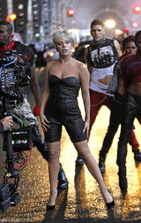 高清组图：Lady Gaga蓝唇拍MV 头顶巨帽亮相