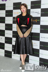 组图：Rainbow等亮相时装周 Clara大露事业线