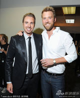 组图：乡村音乐电视奖后台 安德伍德未婚夫秀甜蜜