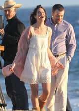 组图：克里斯-埃文斯和米歇尔拍戏海滩谈情