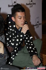 组图：陈冠希助阵好友潮店开张