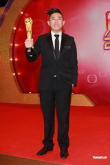 组图：欧阳靖获飞跃进步男艺员奖领奖落泪