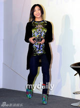 组图：2NE1成员孔敏智朴春参加首尔国际摄影器材展