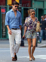 组图：奥利维亚-巴勒莫荷叶边热裤现身